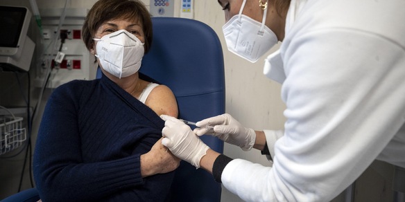 Vaccini Lazio, sito subito in tilt: dalle 12 via alle prenotazioni
