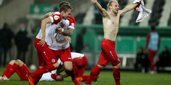 Leverkusen, clamorosa eliminazione. Il Dortmund avanti a fatica