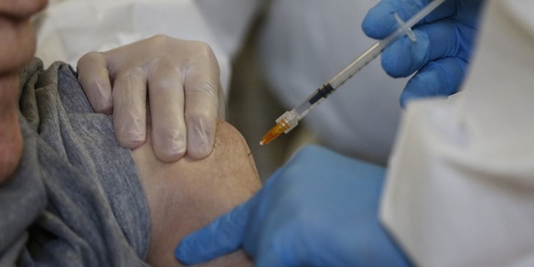 Vaccini Covid, per gli over 80 slittano in molte regioni