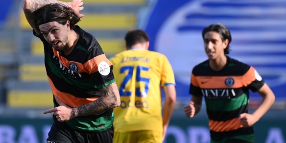 Serie B: Frosinone ko, pari Salernitana. Blitz della Reggina