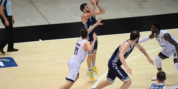 Sassari vince all'Unipol Arena 89-79 contro la Fortitudo