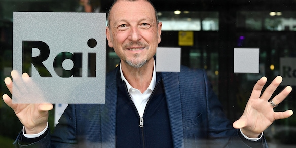 Sanremo, Amadeus e la moglie al Festival: bufera e replica