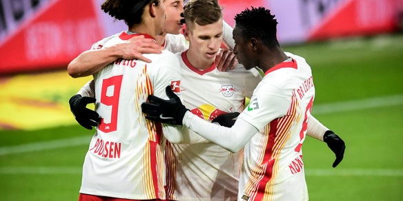 Bundesliga, il Lipsia batte 2-1 l'Augsburg e accorcia sul Bayern