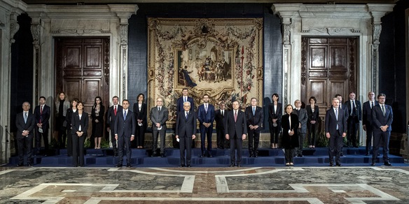 Draghi e i ministri hanno giurato: vietate le strette di mano