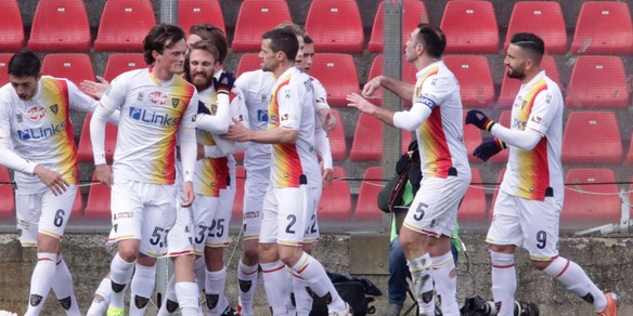 Salernitana frenata dal Vicenza. Vince il Lecce, Pescara ko