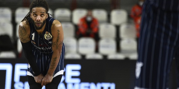 Banks trascina la Fortitudo, a Varese non basta Scola