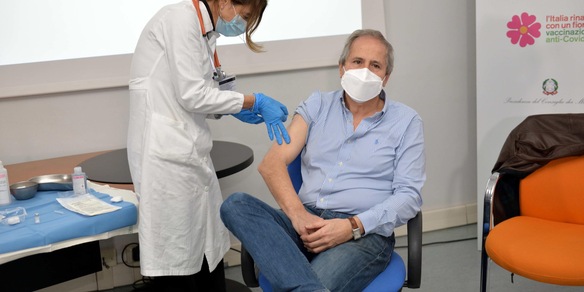 Vaccini, Crisanti: "Variante Delta? Non c'è una protezione 100%"