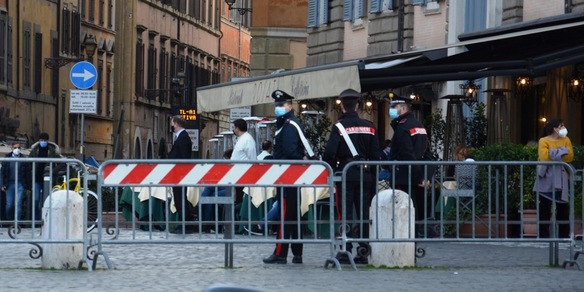 Roma, troppa folla: chiuse le piazze della movida