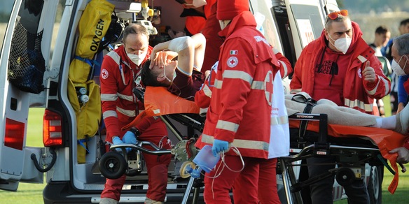 Attimi di paura per Dziczek: ambulanza in campo in Ascoli-Salernitana