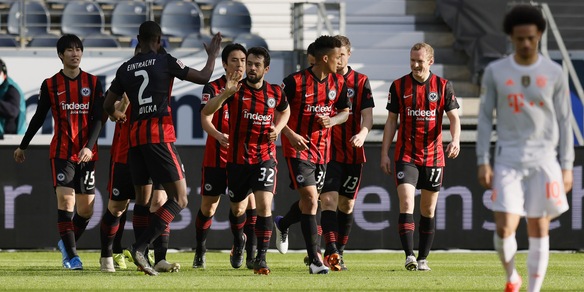 Bundesliga, il Bayern cade con l'Eintracht, segna Younes: ora la Lazio