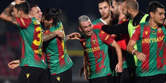 Serie C, è sempre Ternana: 2-0 al Foggia. Pari Bari a Catania