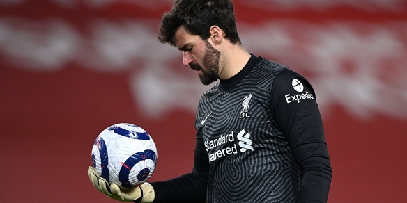 Il dramma di Alisson: bloccato in Inghilterra, salta il funerale del padre