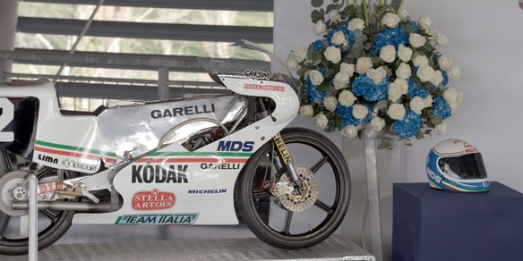Gresini, funerali in diretta streaming: casco e moto sull’altare