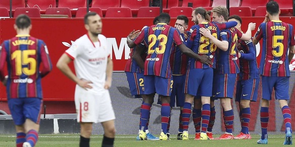 Messi travolge il Papu Gomez: il Barcellona riapre la Liga