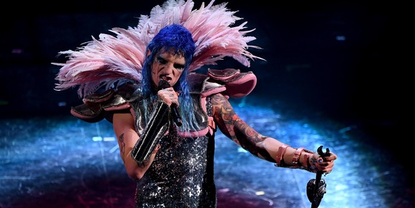 Achille Lauro a Sanremo, lacrime di sangue e piume rosa