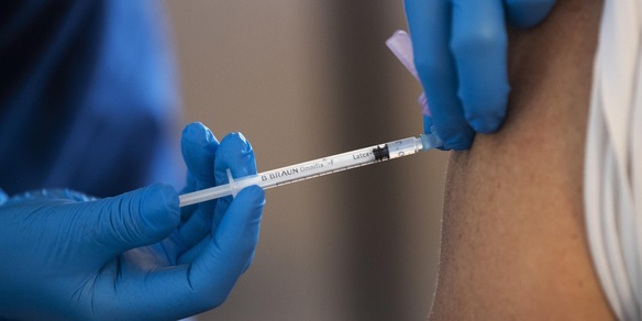 Fondatore Pfizer: "Rt si riduce del 92% dopo la vaccinazione"