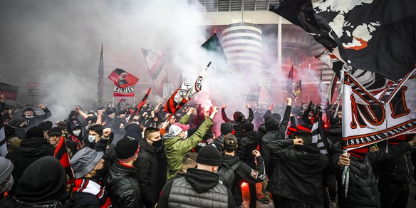 Assembramento al derby, sanzionati tifosi di Milan e Inter