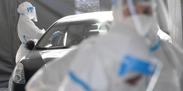 Covid, la ricerca: "Lasciate circolare il virus". Ecco perché