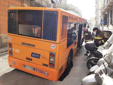 Napoli, bus sprofonda in una voragine: panico tra i passeggeri