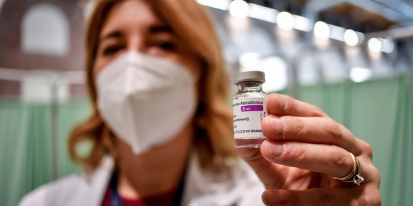 Vaccini, via libera ad AstraZeneca anche per gli over 65