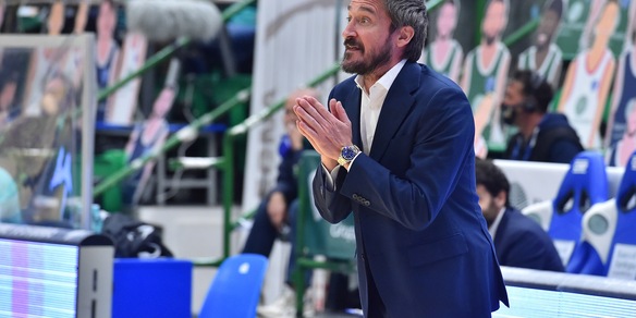 Pozzecco perde le staffe: "Arbitri imbarazzanti, non è giusto!"