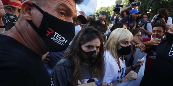 Maradona, caos alla marcia: aggredite Dalma, Gianinna e l'ex moglie!