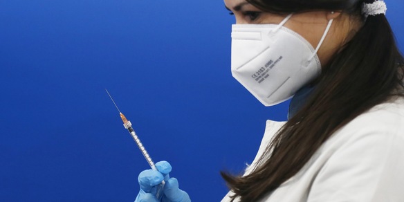 Nuova bozza piano vaccini: 5 categorie con priorità