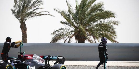 F1, test Bahrain: Hamilton nella ghiaia, brilla ancora Ricciardo