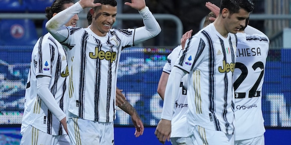 Furia Ronaldo contro le critiche: tripletta-lampo in Cagliari-Juve