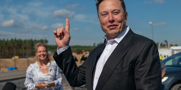 Covid, Elon Musk riapre Tesla: è boom di contagi tra i dipendenti
