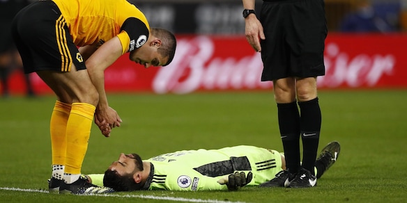 Paura Rui Patricio, fuori in barella dopo un colpo alla testa