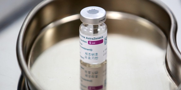 Ema su AstraZeneca: "Vaccino sicuro, ma indaghiamo ancora"