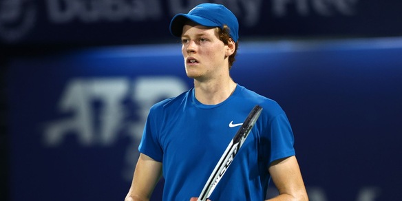 Sinner eliminato ai quarti a Dubai: contro Karatsev ko in rimonta