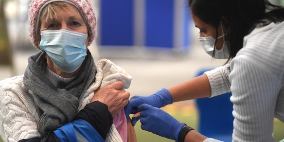 Covid, hai fatto il vaccino Astrazeneca? I sintomi da tenere d'occhio