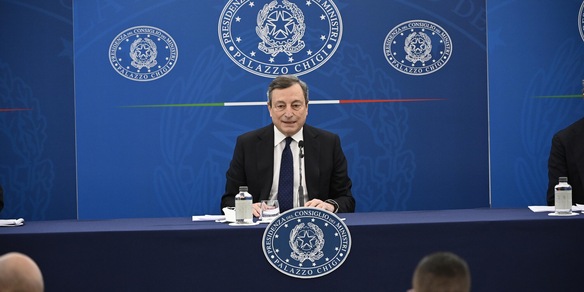Draghi: "Mi vaccinerò con AstraZeneca. Sospensione vaccino atto dovuto"