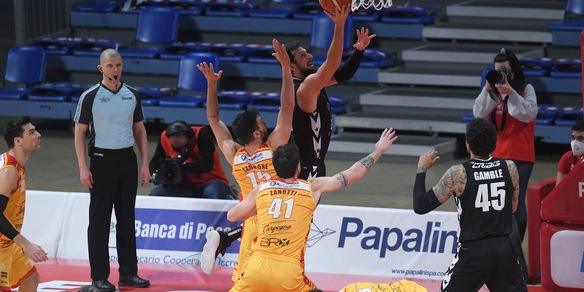 Virtus Bologna, vittoria sudata a Pesaro. Bene Trento
