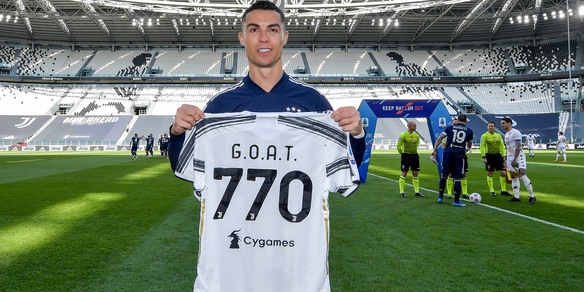 Cristiano Ronaldo 770: l'omaggio di Agnelli con la maglia della Juve