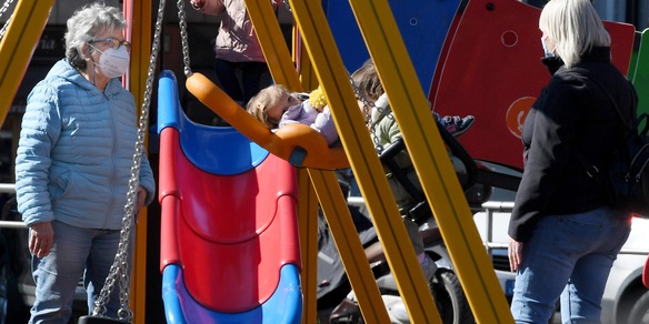 Covid, scuole chiuse: boom di baby sitter e prezzi in aumento