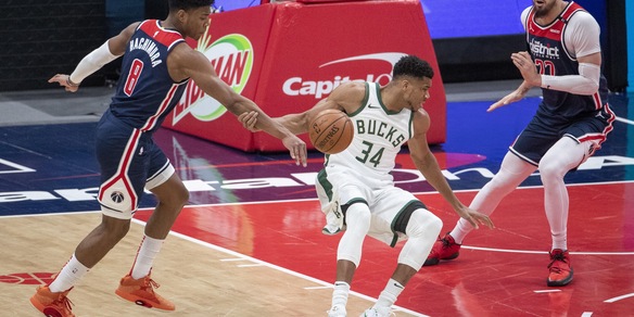 NBA: Antetokounmpo ko, distorsione al ginocchio sinistro