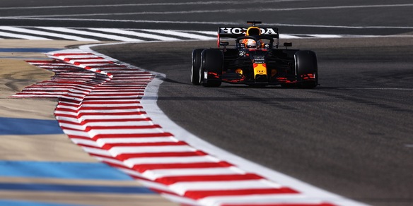 F1, Gp Bahrain: Verstappen in pole davanti a Hamilton. Leclerc 4° in qualifica
