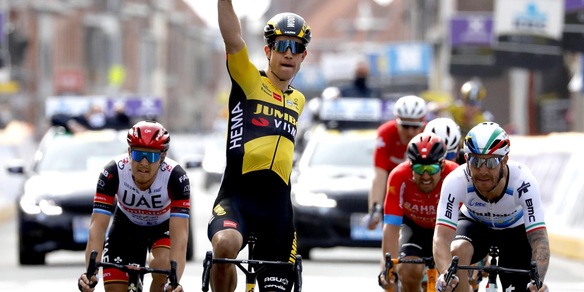 Gand-Wevelgem, vince Van Aert: beffati tre azzurri in volata