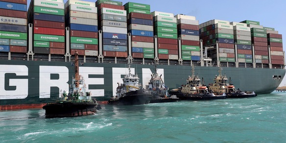 Canale Suez: la nave incagliata ha iniziato a muoversi