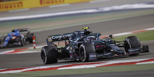 F1, Bahrain da dimenticare per Vettel: penalizzato dopo l'incidente con Ocon