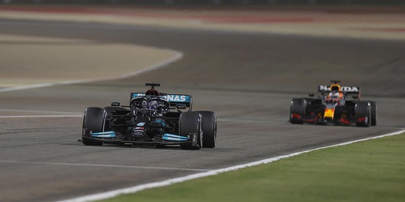 F1, duello Hamilton-Verstappen. Marko: "Per Max era giusto lasciare la posizione"