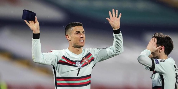 Ronaldo, vale 64mila euro la fascia da capitano gettata in Serbia