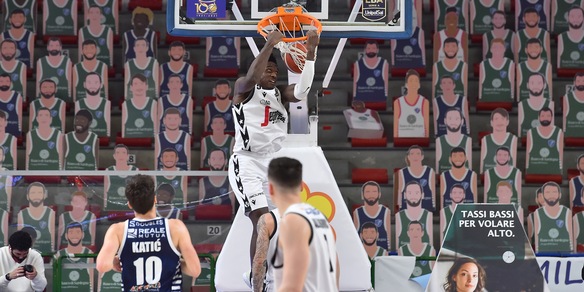 La Virtus Bologna annienta Sassari, Banks trascina la Fortitudo