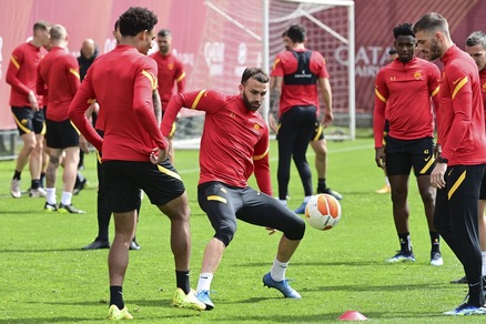 Roma, forfait di Mkhitaryan e Smalling: i convocati per Amsterdam