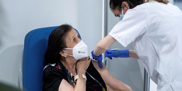 Anziana va a farsi il vaccino e chiede aiuto: "Mi hanno rapita"