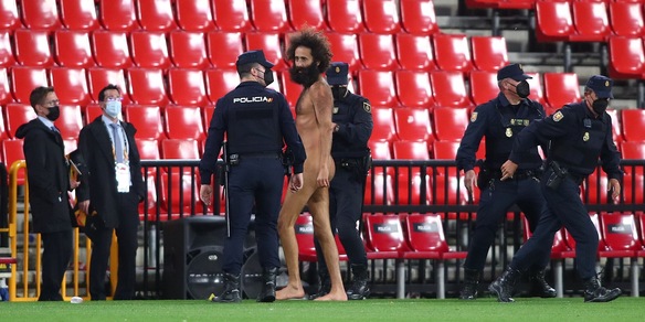 Clamoroso, un uomo nudo in campo durante Granada-Manchester!