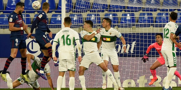 Liga: Vavro autogol, ma l'Huesca vince e sorpassa l'Elche
